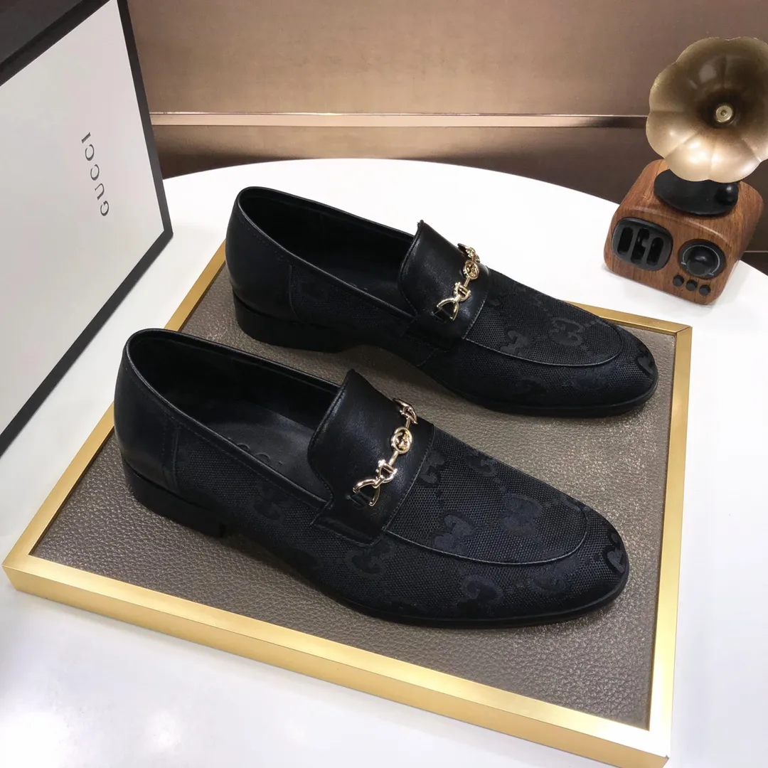 Factory batch 500💰Italy’s top luxury men’s shoe giant (GUCCI) (Gucci) (full cowhide lining) new arrival🍃Original European style🔰 Pleasant to the eye😍In order to make the shoes more durable and non-deformable🌀The production continues to follow traditional methods but there is still no lack of innovation💪The original sheepskin is selected for the leather♻️Smooth, natural and extra bright⭐Made of imported cowhide The rich man’s first choice 38-45 (45 customized)
